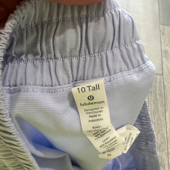 Women's light lavender color hotty hot lululemon Athletic Shorts - Picture 7 of 7